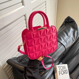 Borsa a mano trapuntata magenta con barra in metallo dorato e manici per moda invernale