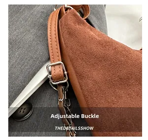 Details der verstellbaren Metallschnalle und Nähte der braunen Wildledertasche