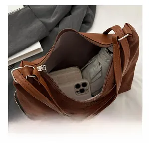 Draufsicht auf das geräumige Innenfach der dunkelbraunen Leder-Tote-Bag mit Reißverschluss
