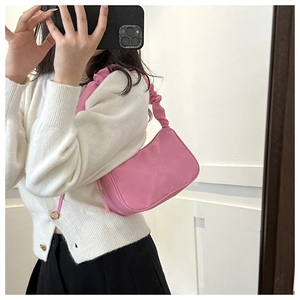 Détail du sac hobo en nylon rose avec broderie papillon et bandoulière à volants