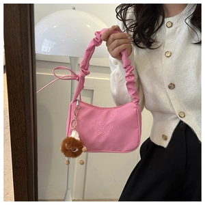 Sac à bandoulière rose en nylon avec broderie papillon et poignée froncée