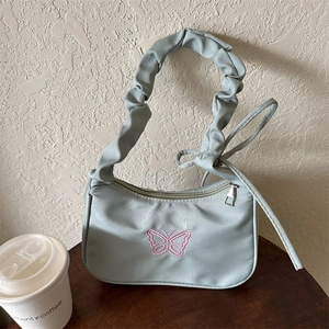 Sac à bandoulière gris-bleu clair avec poignée froncée et broderie papillon rose