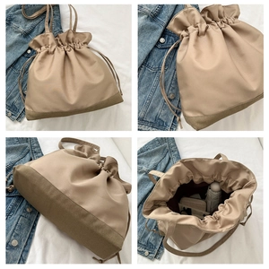 Detailansicht der beigen Nylon-Beuteltasche mit Kordelzug und geräumigem Innenraum