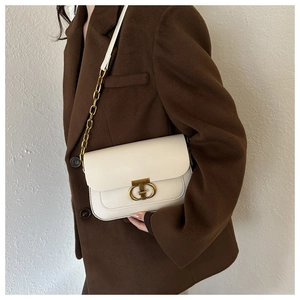 Gros plan détaillé du fermoir doré vintage et de la bandoulière sur sac en cuir blanc