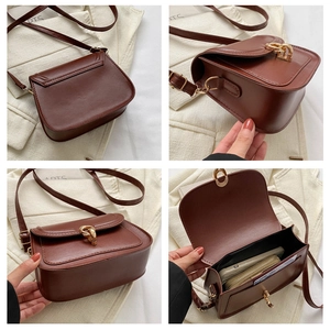 Détail du sac bandoulière marron café avec fermoir métallique et espace de rangement