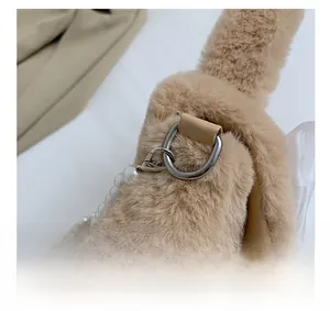 Détail d'un sac en peluche avec anneau en D argenté et bandoulière en perles