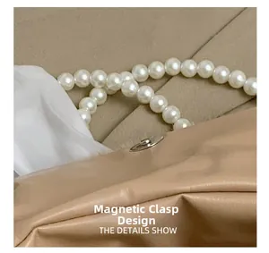 Vue détaillée du fermoir magnétique et de la poignée en perles du sac en peluche