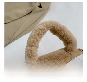 Détail du sac cabas en peluche avec poignée épaisse et bandoulière en perles