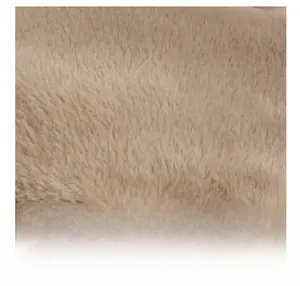 Gros plan détaillé du tissu en peluche camel clair et de la texture douce du sac à main