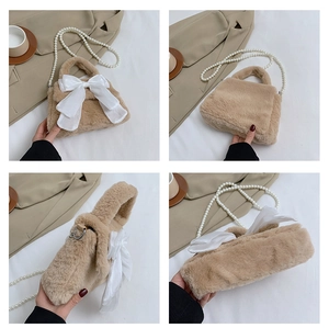 Vue détaillée sous quatre angles du sac en peluche avec nœud en mousseline et perles