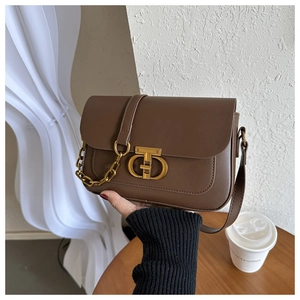 Détail d'un sac porté épaule marron avec texture mate et fermoir métallique doré