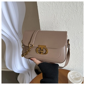 Détail du sac bandoulière en cuir kaki avec boucle métallique dorée rétro entrelacée