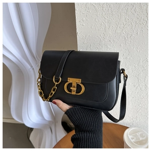 Détail du sac en cuir noir avec chaîne en métal doré et boucle à fermoir rotatif CD iconique