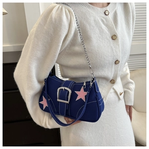 Dettaglio borsa Y2K in tela blu con stelle rosa e fibbia in argento