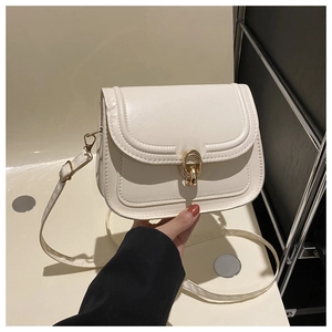 Vue détaillée du sac bandoulière en cuir PU crème avec boucle métallique à double anneau doré