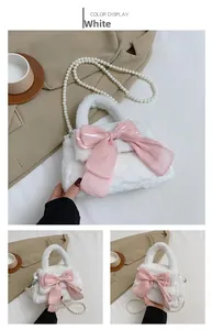 Détail du sac à main blanc en peluche avec grand nœud en satin rose et chaîne perlée