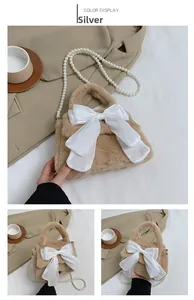 Détail d'un sac à main en peluche kaki avec nœud blanc et bandoulière en perles