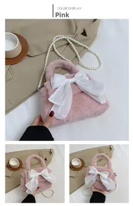 Détail d'un sac en peluche rose avec un grand nœud en satin blanc et bandoulière perles