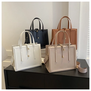 Sacs à bandoulière carrés en noir, blanc, camel et beige avec larges bretelles de mode