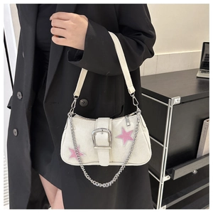Dettaglio borsa sottobraccio in tela con stelle rosa e tracolla decorativa in catena