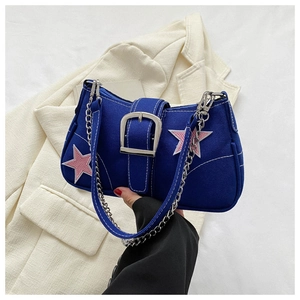 Dettaglio della borsa in tela blu con stelle rosa e una grande fibbia argento