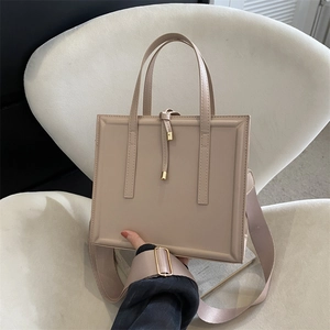 Sac fourre-tout beige minimaliste avec cadre en cuir structuré et large bandoulière