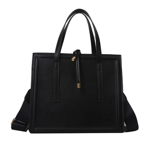 Sac fourre-tout carré noir minimaliste avec bandoulière large et détails dorés