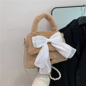 Borsa a mano in peluche marrone con fiocco in organza e tracolla di perle eleganti