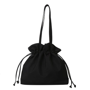 Minimalistische schwarze Umhängetasche mit Kordelzug und gerafftem Design für Damen