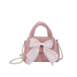 Sac à main en peluche rose avec nœud en organza blanc et bandoulière perle