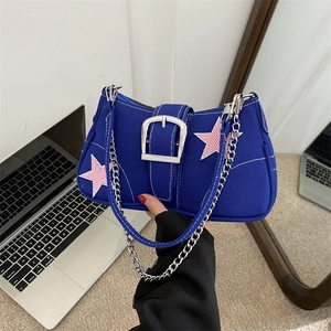 Borsa sottobraccio in tela blu reale con toppe a stella rosa e catena d'argento