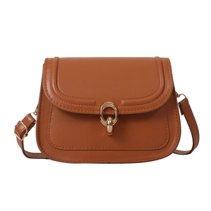 Sac bandoulière vintage marron avec boucle en U dorée et bandoulière réglable