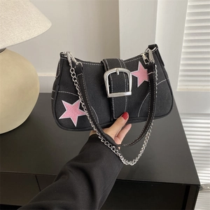 Borsa sottobraccio retrò in tela nera con stelle rosa e chiusura a fibbia d'argento