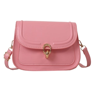 Sac bandoulière rose pour femme avec boucle en métal doré et fermeture à rabat élégante