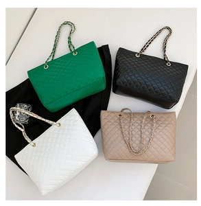 Dettaglio delle borse a catena con motivo a rombi trapuntati in verde, nero, bianco e beige