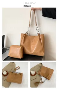 Khakifarbene Tragetasche mit Krokodilmuster, Metallkette und passender Kosmetiktasche