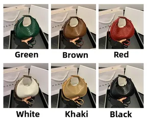 Collage di borse a mezzaluna in verde, marrone, rosso, bianco, kaki e nero a trama intrecciata