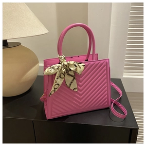 Détail du sac cabas matelassé rose avec foulard en soie et finitions métalliques