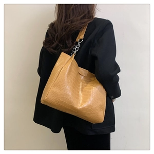 Gelbe Tote Bag mit Krokodilprägung und silberner Kette für modebewusste Frauen