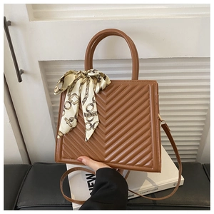 Sac bandoulière marron matelassé avec surpiqûres en V et élégant foulard en soie imprimé