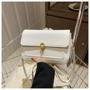 Détail du sac en similicuir blanc avec boucle dorée et surpiqûres de haute qualité