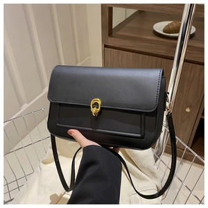 Petit sac bandoulière noir en cuir mat avec boucle dorée et coutures détaillées