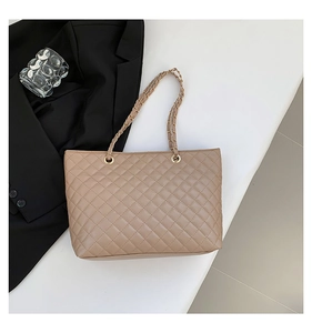 Dettaglio della borsa trapuntata kaki con elegante catena dorata e tracolla