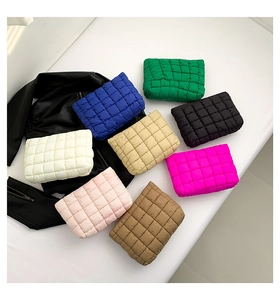 Mise à plat de sacs en coton matelassés en huit couleurs avec veste en cuir noir chic