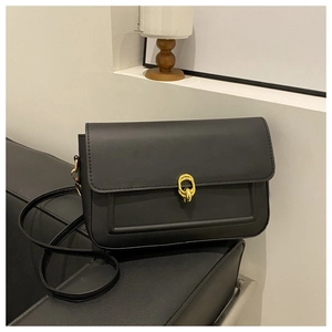 Détail du sac en cuir PU noir montrant les anneaux dorés et les coutures précises