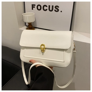 Détail du sac bandoulière blanc en cuir PU avec boucle élégante à double anneau doré