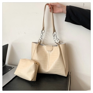 Cremefarbene Handtasche mit Krokodilleder-Prägung, Kette und passender kleiner Tasche