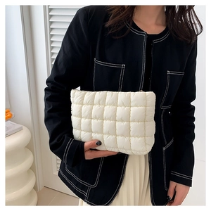 Sac à main minimaliste en coton matelassé blanc avec texture à carreaux pour l'hiver