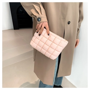 Sac à main matelassé rose pâle pour femme avec un design élégant à motifs carrés tendance