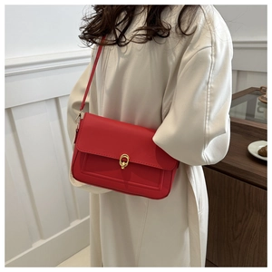 Sac à bandoulière en cuir mat rouge avec boucle dorée et finitions de surpiqûres